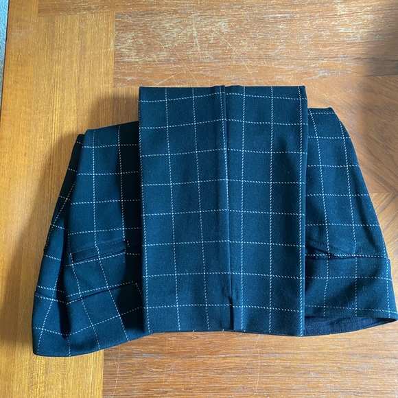 Charter Club Cambridge Slim Plaid Pants  Gently Worn - Black - Size 10 Petite - Picture 2 of 5